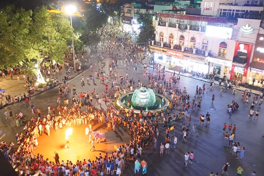 Hà Nội: Thí điểm vùng phát thải thấp trong Vành đai 1, người dân đi lại thế nào?