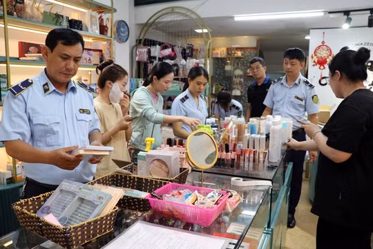 Lực lượng quản lý thị trường Hải Phòng thu giữ lượng lớn mỹ phẩm tại cửa hàng Panda Shop, tại số 9, đường Lương Khánh Thiện, thành phố Hải Phòng. Ảnh: Hoàng Ngọc