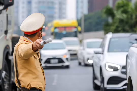 Lực lượng CSGT phân luồng phương tiện. Ảnh minh họa.