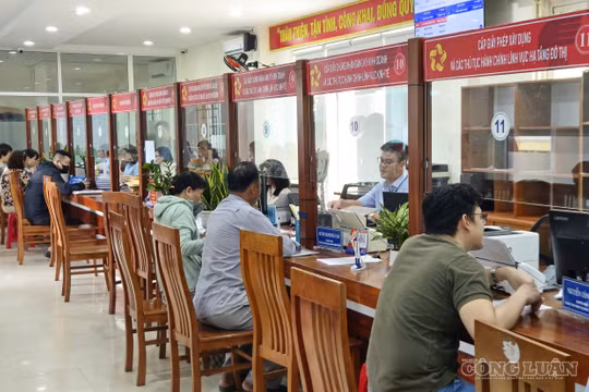 Người dân làm thủ tục hành chính
