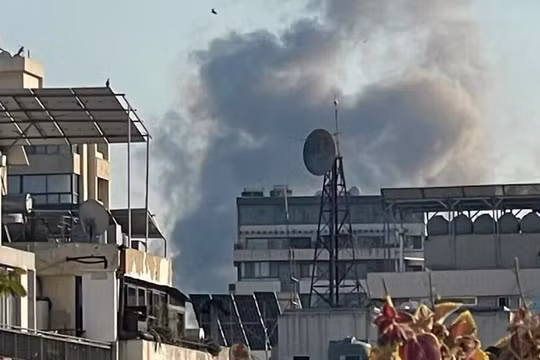 Israel tấn công thủ đô của Lebanon bất chấp lệnh ngừng bắn, ám sát chỉ huy Hezbollah