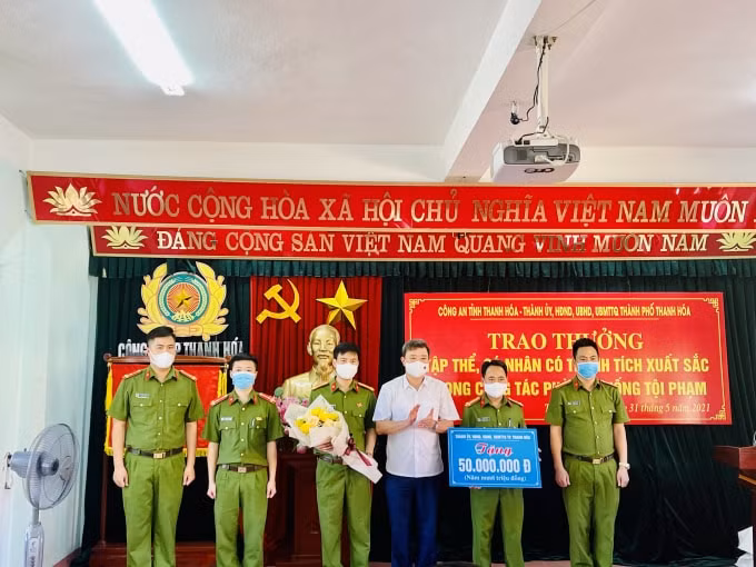 Ông Lê Anh Xuân, Ủy viên BTV Tỉnh ủy, Bí Thư Thành ủy Thanh Hóa trao thưởng cho các tập thể, cá nhân
