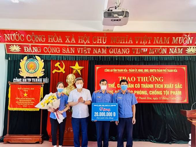 Ông Lê Anh Xuân, Ủy viên BTV Tỉnh ủy, Bí Thư Thành ủy trao thưởng cho các tập thể, cá nhân Viện kiểm sát nhân dân TP Thanh Hoá