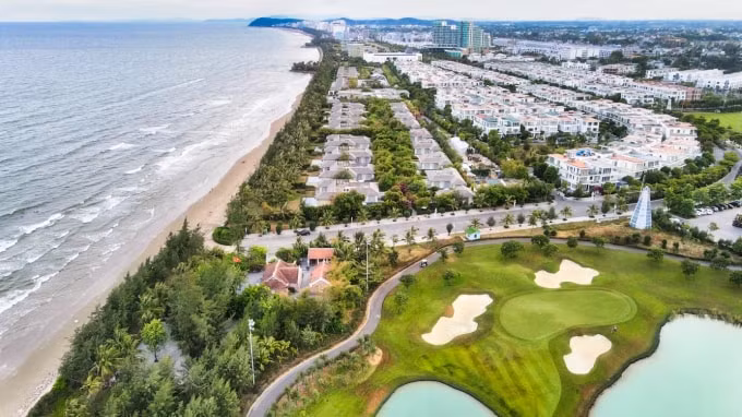 Không gian trong lành với những loài cây nhiệt đới mang đến sắc xanh tươi mát cho khu resort