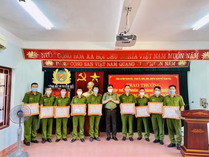 Thiếu tướng Trần Phú Hà, Ủy viên Ban thường vụ Tỉnh ủy, Bí thư Đảng ủy, Giám đốc Công an tỉnh Thanh Hoá trao thưởng cho các tập thể, cá nhân