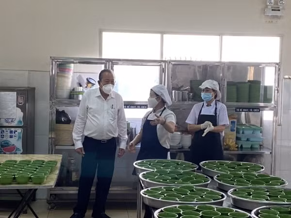 Phó Thủ tướng Trương Hòa Bình kiểm tra khu vực nhà ăn của Công ty TNHH Mtex