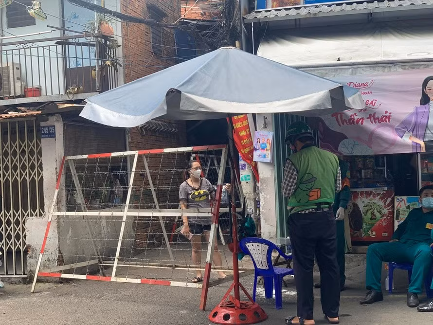 Người dân khu Mả Lạng, quận 1 lo lắng khi lần thứ 2 bị cách ly, phong tỏa. Ảnh: tienphong.vn