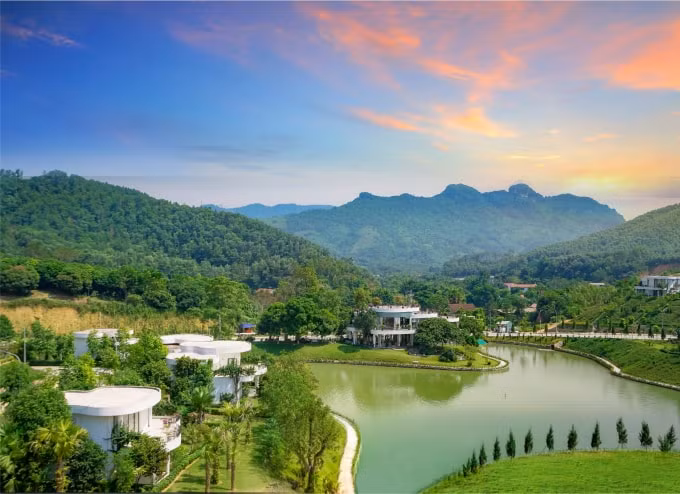 Ivory Villas & Resort nằm giữa thiên nhiên ngập tràn sắc xanh núi rừng.