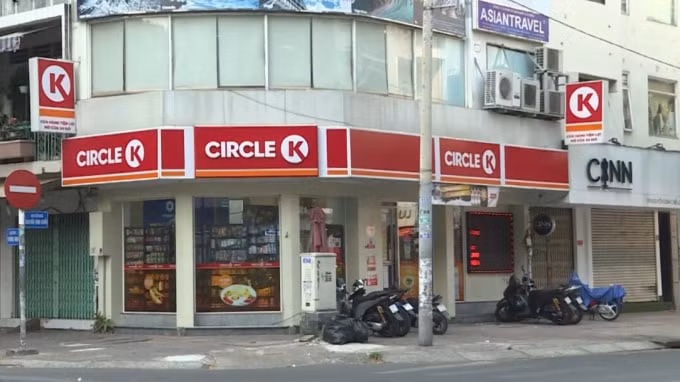 Các cửa hàng tiện lợi vẫn mở cửa để đáp ứng nhu cầu của người dân