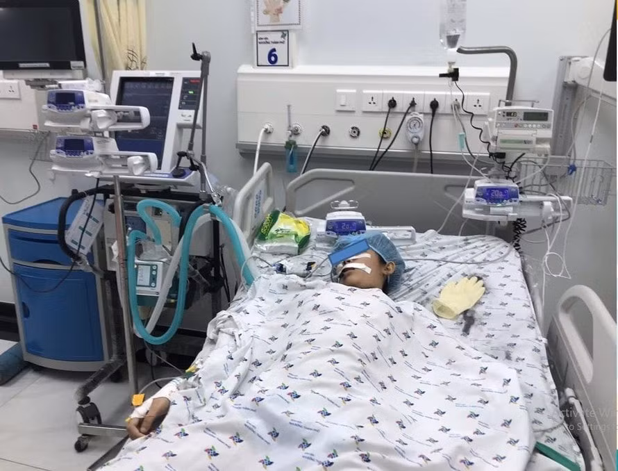 Hình ảnh bé gái 13 tuổi vẫn đang được tiếp tục điều trị sau khi uống thuốc trừ sâu để tự tử. Ảnh: tienphong.vn