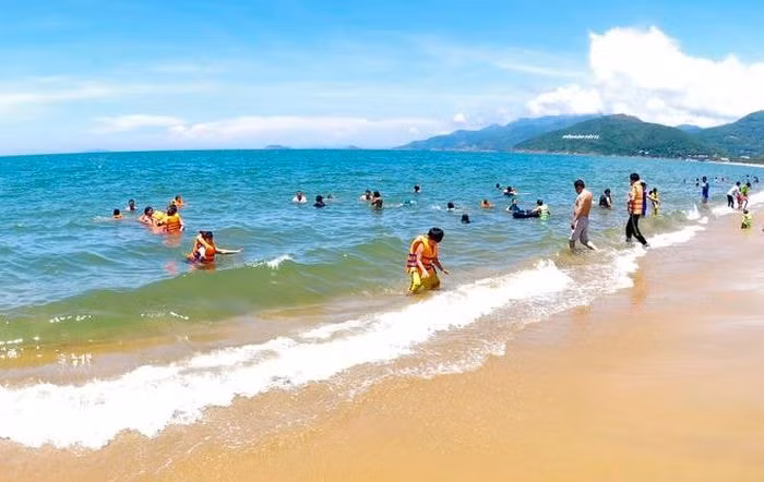 Lãnh đạo UBND tỉnh Bình Định yêu cầu các ngành, địa phương cho tạm dừng hoạt động các quán ăn, uống vỉa hè (được phép bán mang về) và hạn chế người dân, du khách xuống tắm biển. Ảnh: minh họa