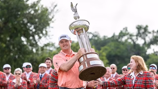 Tay golf Joason Kokrak giành cúp vô địch giải Charles Schwab Challenge năm nay. Ảnh: internet