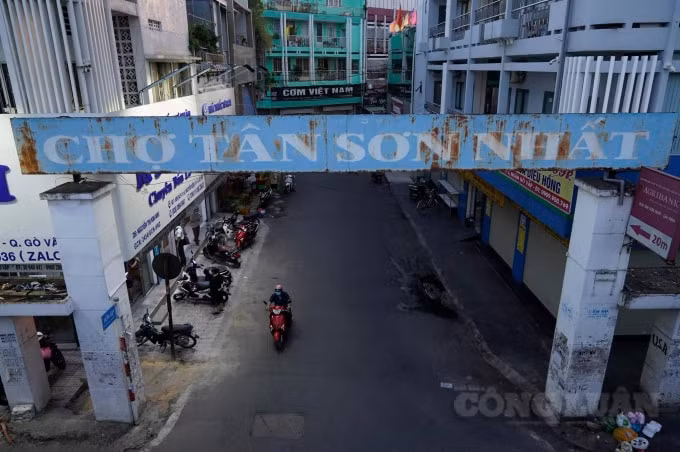 Người dân chỉ ra ngoài khi thực sự cần thiết - Nguồn: Phú Nguyên