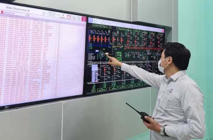 Ông Nguyễn Quang Anh – Phó Giám đốc NPTPMB chỉ đạo đóng điện.