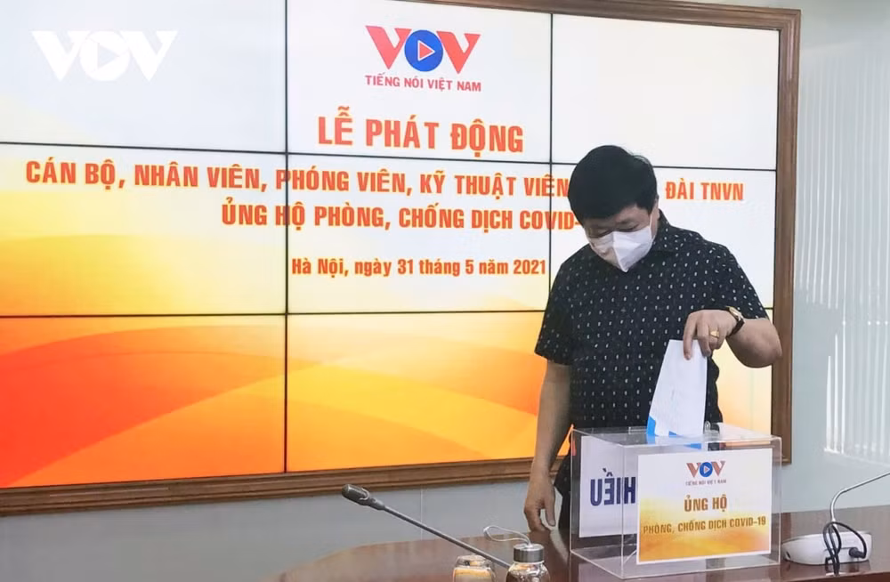 Sau lời kêu gọi của Tổng Giám đốc, các lãnh đạo, cán bộ, phóng viên, biên tập viên... của VOV đã tiến hành quyên góp ủng hộ phòng chống dịch Covid-19. Ảnh: VOV