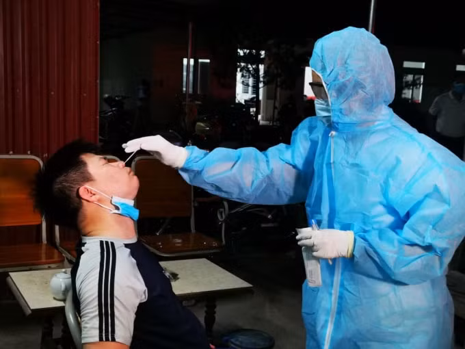 Lấy mẫu xét nghiệm các trường hợp liên quan đến ca bệnh ở Thọ Xuân, Thanh Hoá. Ảnh: CDC Thanh Hoá