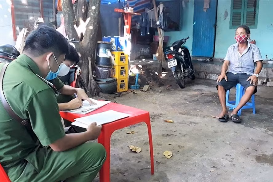 Cơ quan chức năng TP.Phú Quốc lập biên bản xử phạt hành vi trốn cách ly của ông Hùng. Ảnh: laodong.vn