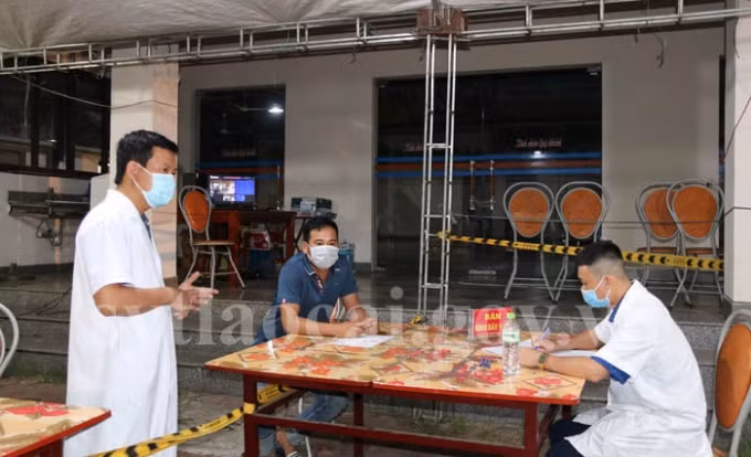 Chốt kiểm dịch y tế ở Km 237 cao tốc Nội Bài - Lào Cai kiểm soát tất cả những người từ vùng dịch lên Lào Cai, qua đó phát hiện nhiều trường hợp đưa đi cách ly tập trung.