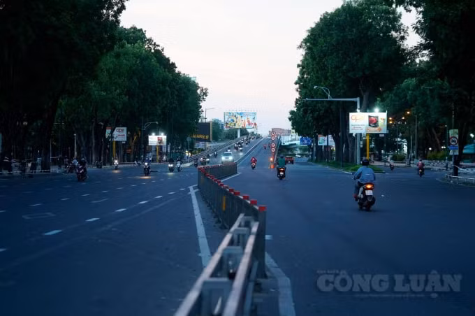 Các tuyến đường lớn tại Gò Vấp trở nên thưa thớt phương tiện di chuyển - Nguồn: Phú Nguyên