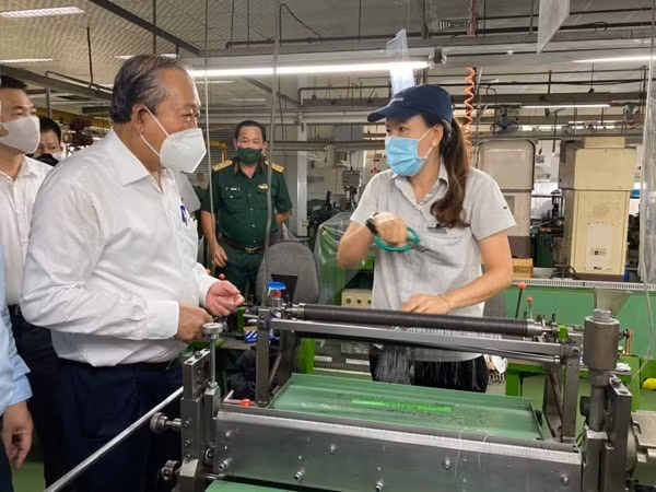 Phó Thủ tướng Trương Hòa Bình trao đổi với công nhân Công ty TNHH Mtex Việt Nam về công tác phòng chống dịch