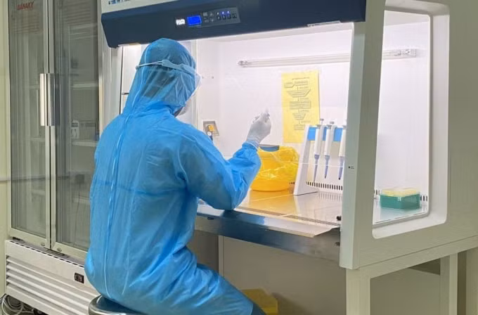 Cán bộ CDC xét nghiệm vi-rút SARS-CoV-2