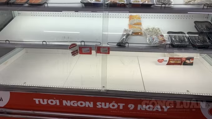 Nhiều hàng hoá trên kệ siêu thị VinMart đã hết hàng