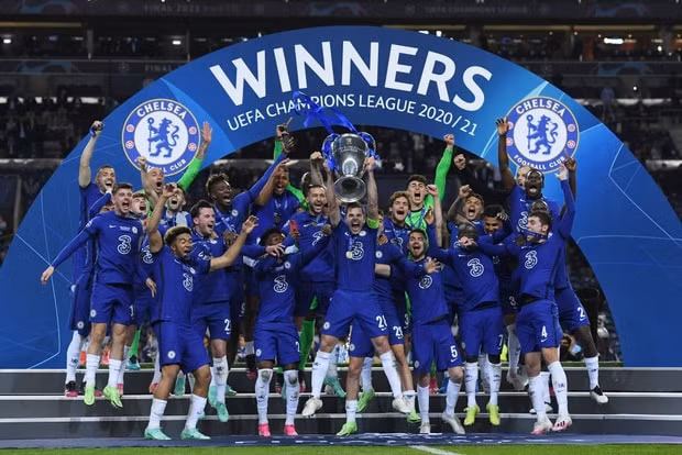 Các cầu thủ Chelsea nâng cao cúp vô địch Champions League. Ảnh: Getty