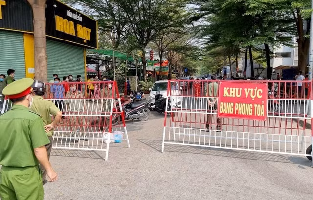 Hình ảnh một khu vực bị phong tỏa do có ca nhiễm Covid-19. Ảnh: TL