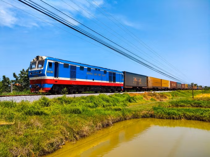 Dù chịu tác động tiêu cực của dịch bệnh COVID-19 nhưng vận tải hàng hóa liên vận bằng đường sắt vẫn ghi nhận mức tăng trưởng tích cực. Ảnh minh họa