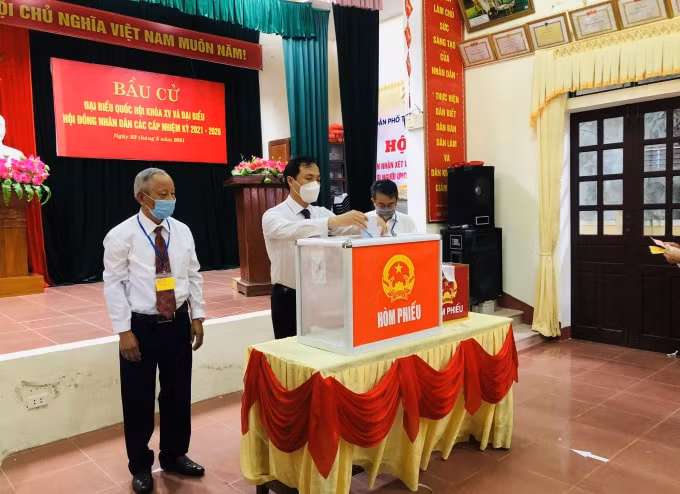 Bí thư Tỉnh ủy Hà Tĩnh Hoàng Trung Dũng thực hiện quyền và nghĩa vụ công dân tại điểm bỏ phiếu Tân Yên, phường Văn Yên, Thành phố Hà Tĩnh