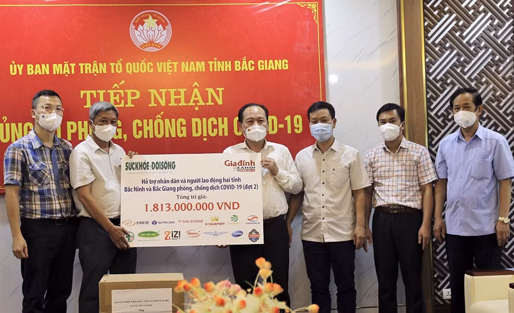 Thứ trưởng Bộ Y tế Nguyễn Trường Sơn (thứ hai từ trái sang) cùng đại diện Báo Sức khỏe & Đời sống; Báo Gia Đình & Xã hội trao tặng hỗ trợ cho Mặt trận Tổ quốc tỉnh Bắc Giang. Ảnh: Suckhoedoisong.vn
