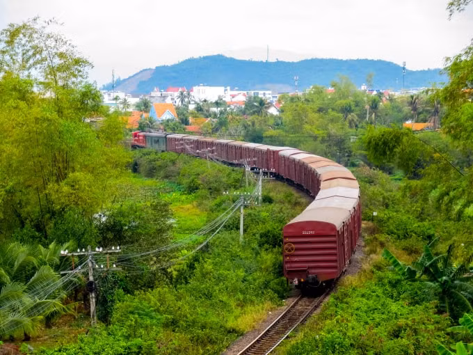 Ưu điểm vận tải đường sắt là an toàn, hạn chế rủi ro và có thể vận chuyển khối lượng lớn hàng hóa. Ảnh minh họa