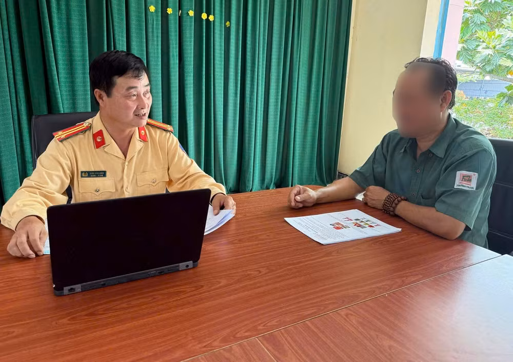 xu phat tai xe xe khach chuyen lan khong co tin hieu bao truoc hinh 1