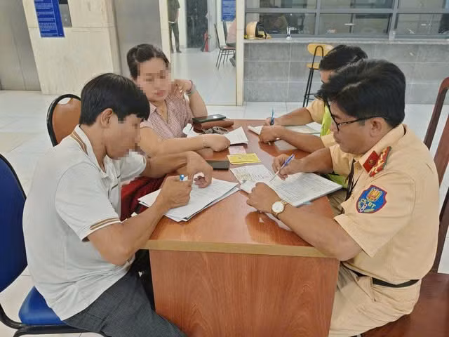 phat tai xe xe cuu thuong cho dien vien di su kien o tp hcm hinh 1