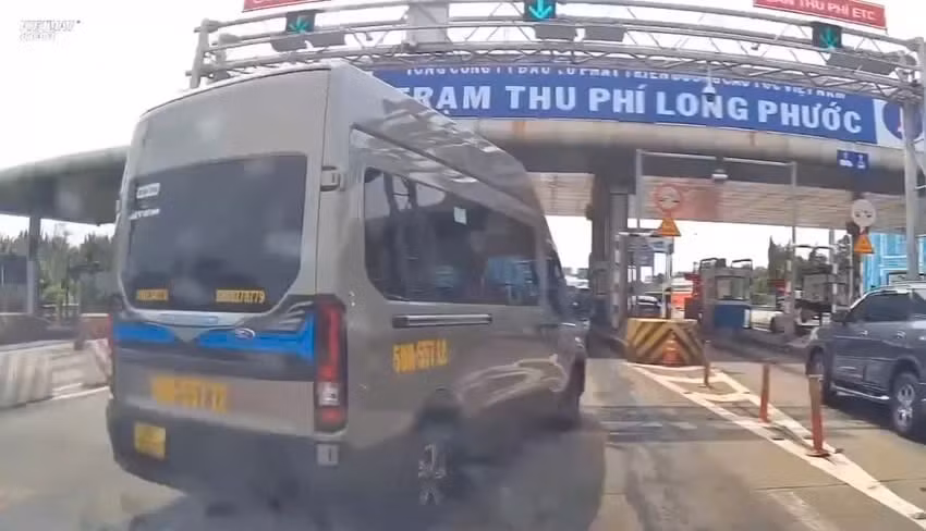 xu phat tai xe xe khach chuyen lan khong dung quy dinh tren cao toc hinh 1