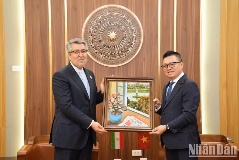 dong chi le quoc minh tiep dai su dac menh toan quyen cong hoa hoi giao iran tai viet nam hinh 1