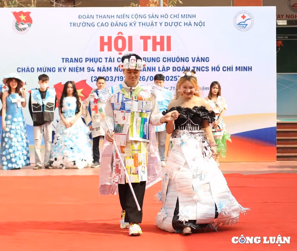 sinh vien nganh y duoc trinh dien thoi trang tu do tai che hinh 2