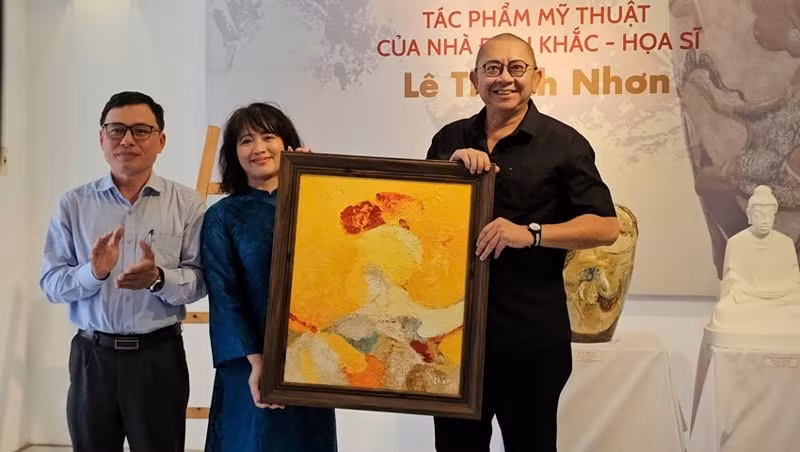 bao tang my thuat hue tiep nhan 3 tac pham cua nha dieu khac le thanh nhon hinh 1