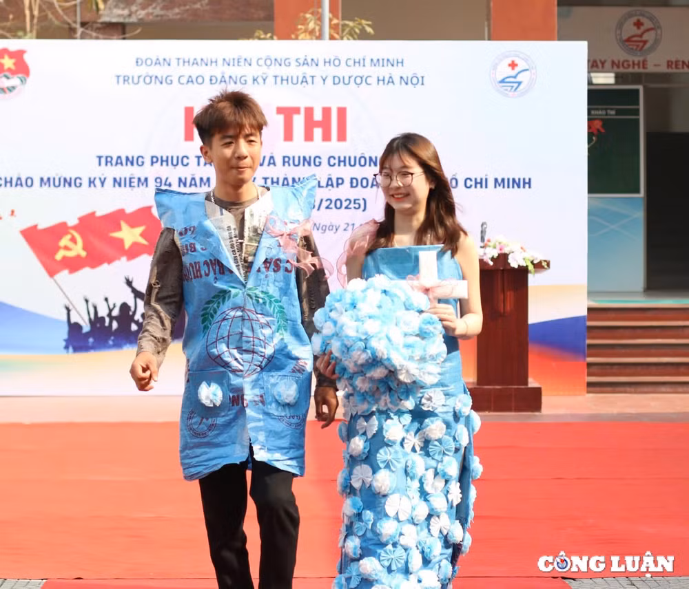 sinh vien nganh y duoc trinh dien thoi trang tu do tai che hinh 3