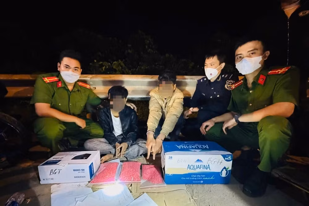 bat qua tang 2 doi tuong van chuyen thue 30000 vien ma tuy tong hop hinh 1