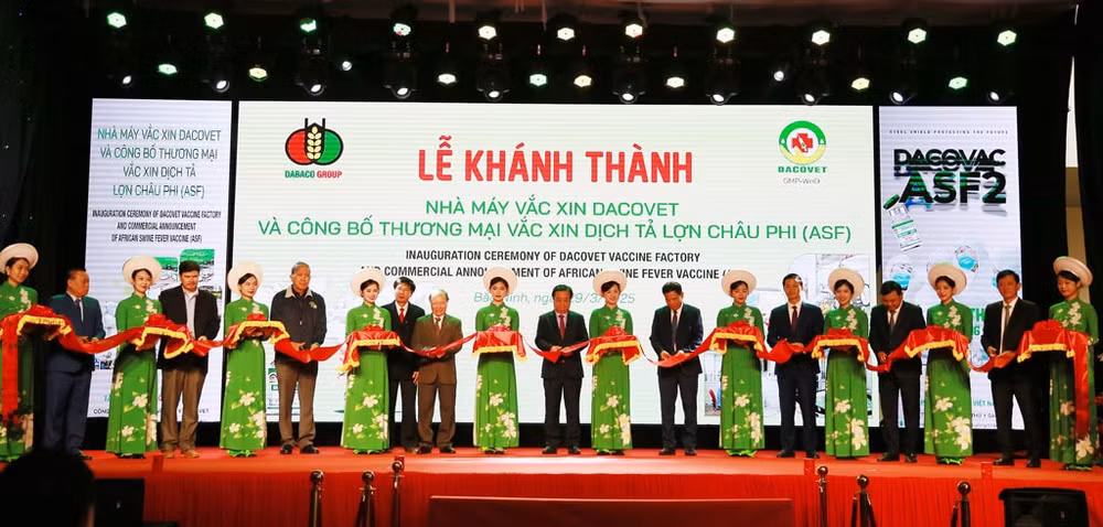 pho chu tich quoc hoi le minh hoan cat bang khanh thanh nha may vaccine dacovet tai bac ninh hinh 1