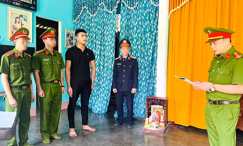 bat tam giam nhan vien giao hang thu tien cua khach de tieu xai ca nhan hinh 1