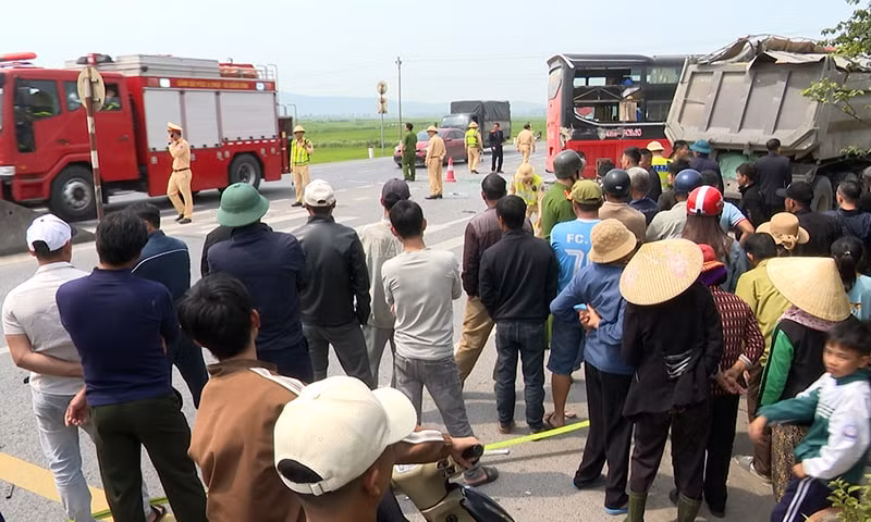 tai nan lien hoan tren quoc lo 1 tai quang binh 8 nguoi bi thuong hinh 1