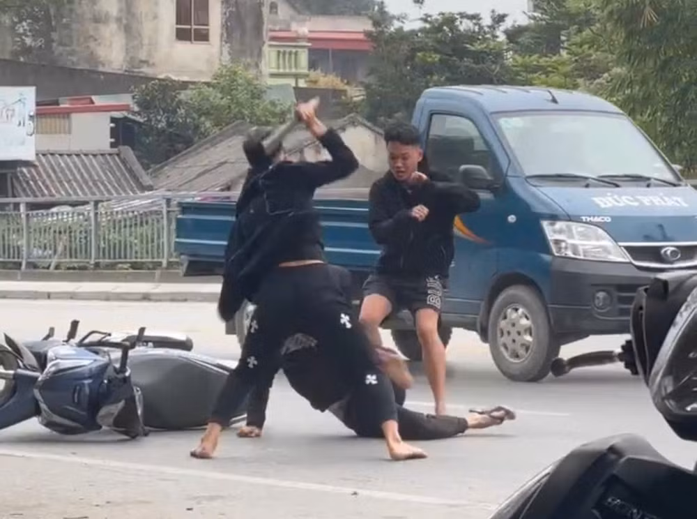 thanh hoa nhom thanh nien chem nhau tren duong la do mau thuan ca nhan hinh 1