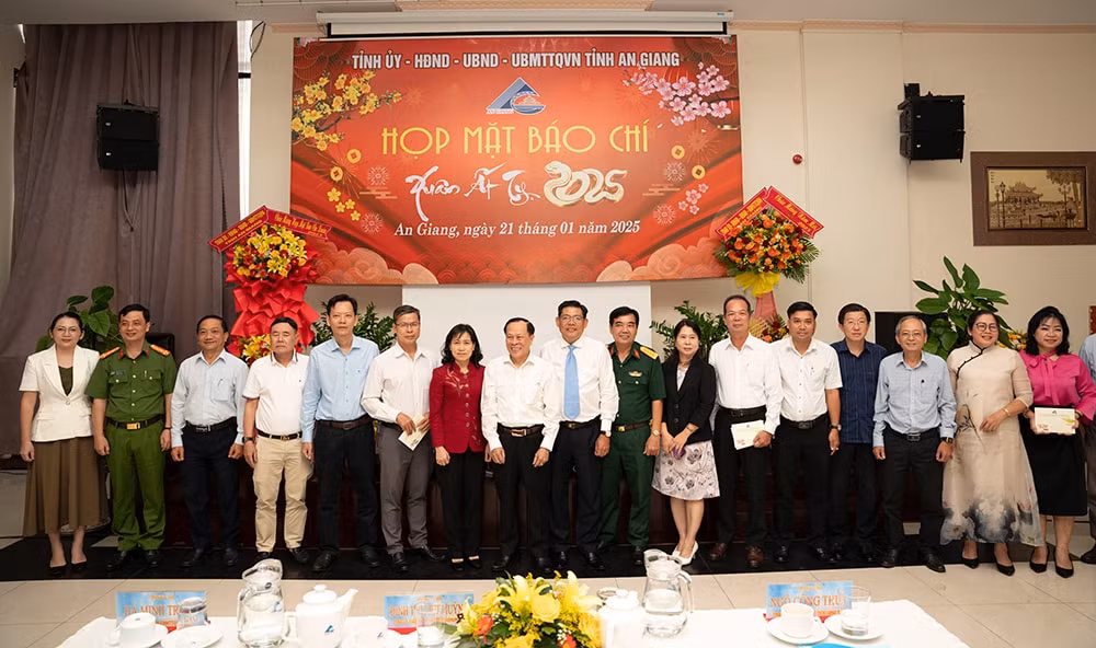 an giang to chuc chuoi su kien chao mung 100 nam bao chi cach mang hinh 1