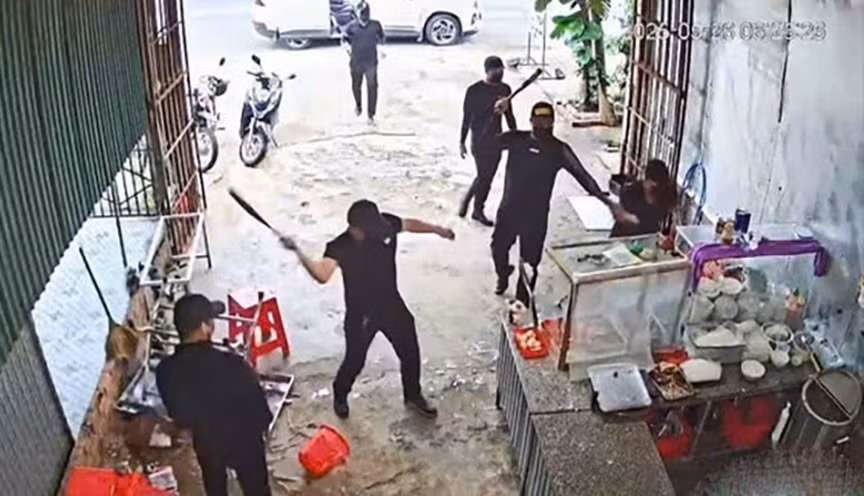 Các đối tượng trang phục màu đen đang phá quán được camera ghi lại