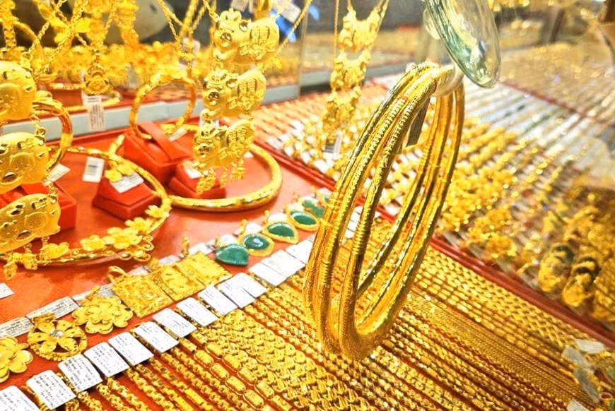 Giá vàng hôm nay 25/5/2025: Trong nước và thế giới đồng loạt tăng mạnh