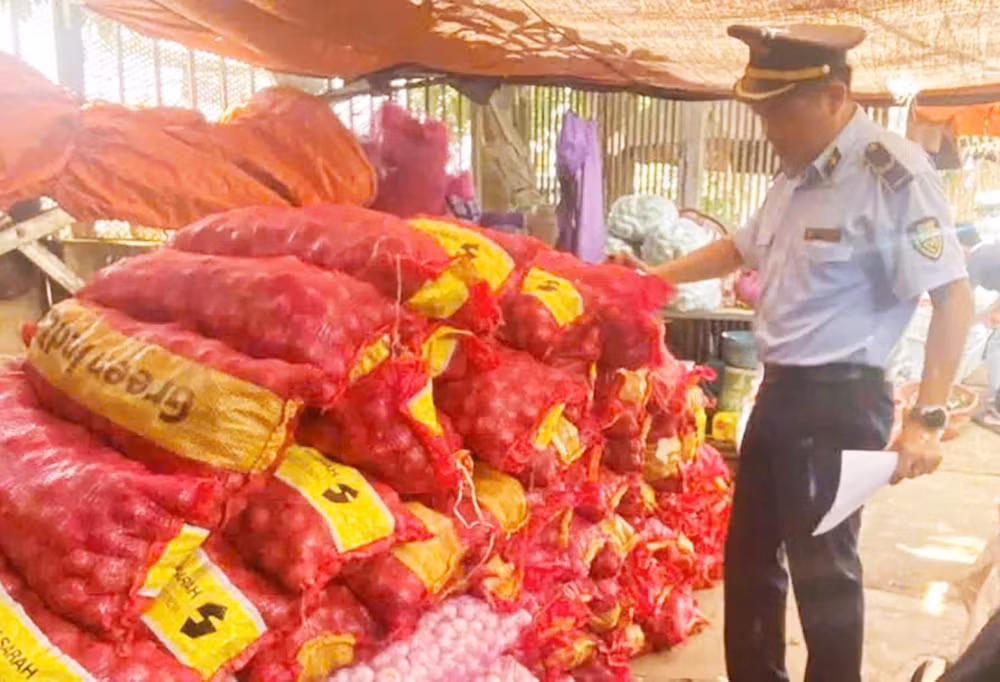 Lực lượng quản lý thị trường phát hiện tỏi không có hoá đơn, nguồn gốc, xuất xứ