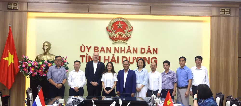 Đoàn công tác của Đại sứ quán Vương quốc Hà Lan tại Việt Nam chụp ảnh kỷ niệm cùng với Lãnh đạo tỉnh, lãnh đạo một số sở, ngành của tỉnh Hải Dương