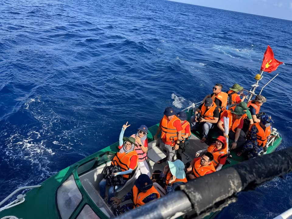 Các phóng viên vượt ngàn hải lý đến với Trường Sa với tinh thần thi đua sôi nổi trong hoạt động nghề nghiệp. Ảnh Cao Thuỳ Giang